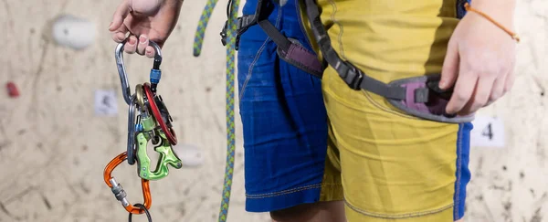 Fiatal Női Hegymászó Aki Karabinert Tart Mászásra Felkészül Falra Mászásra — Stock Fotó