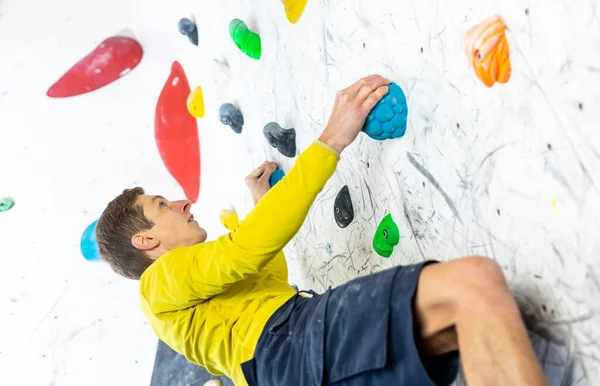 Homme Sportif Escaladant Mur Rocher Dans Centre Escalade Concept Activité — Photo