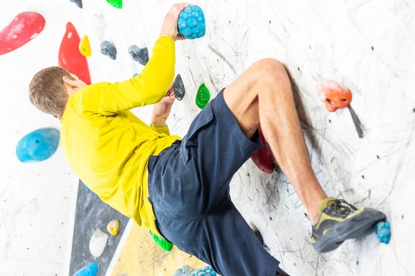 Homme Sportif Escaladant Mur Rocher Dans Centre Escalade Concept Activité — Photo