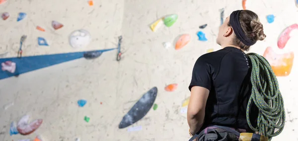 Портрет Молодої Жінки Альпіністки Мотузкою Відстежує Скелелазіння Приміщенні Концепція Спортивної — стокове фото