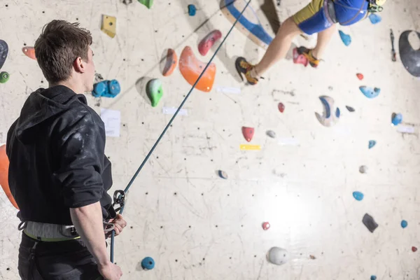 Jeune Homme Alpiniste Cératine Sur Mur Escalade Concept Activité Sportive — Photo