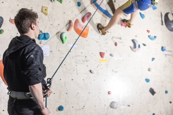 Junger Mann Klettert Auf Kletterwand Sportkonzept lizenzfreie Stockbilder