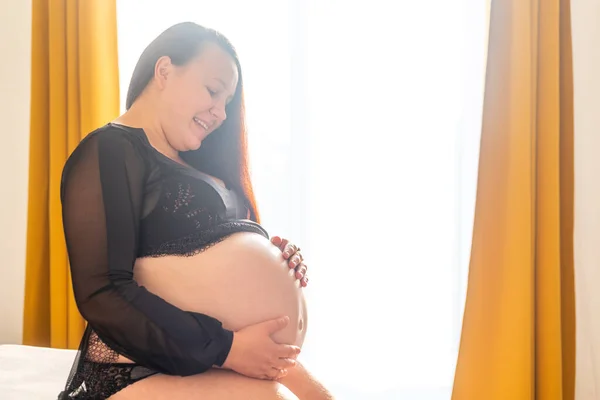 Ung Gravid Kvinna Som Ler Mot Magen Graviditet Koncept — Stockfoto