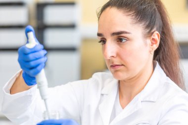 Bir araştırma laboratuvarında genç bilim kadını bilimsel deney, laboratuvar konsepti yaratıyor.