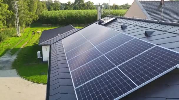 从空中俯瞰豪华房顶上新的现代太阳能电池板 家用替代能源 太阳能绿色能源 工业概念 — 图库视频影像