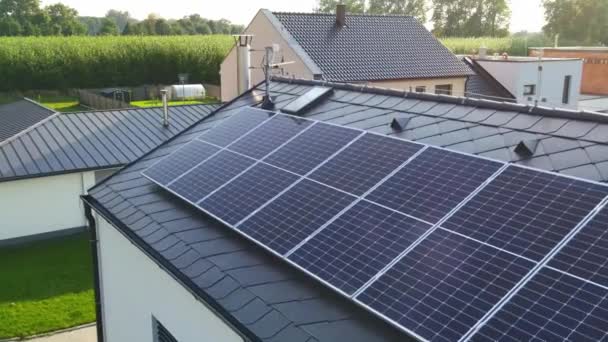 Vista Aérea Los Nuevos Paneles Solares Modernos Techo Casa Lujo — Vídeo de stock