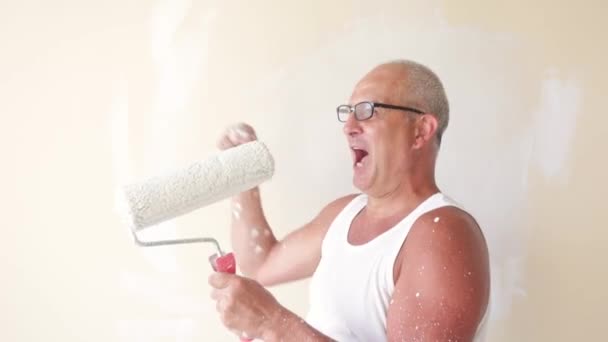 Bláznivý Šťastný Muž Středního Věku Tanec Těší Baví Malování Roller — Stock video