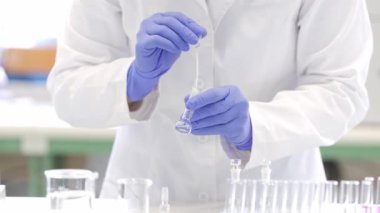 Genç kadın laboratuvar teknisyeni modern bir laboratuvar, endüstriyel konsept üzerinde araştırma yapıyor.