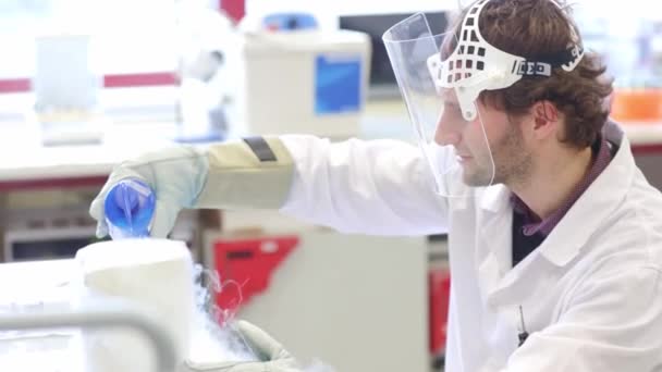 Joven Investigador Laboratorio Haciendo Investigación Laboratorio Con Nitrógeno Líquido Activo — Vídeo de stock