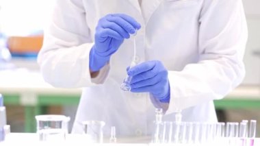 Araştırma laboratuvarında genç bilim kadını bilimsel bir deney, laboratuvar konsepti yaratıyor.