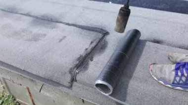 Bir sonraki rulo su yalıtımı, su geçirmezlik konsepti yüzeye çıktığında yapışmayı geliştirmek için bir rulo su yalıtımının sonundaki katman şist kaplamaları ısıtma yakıcı yakıcı fırça işleminin işlemidir.