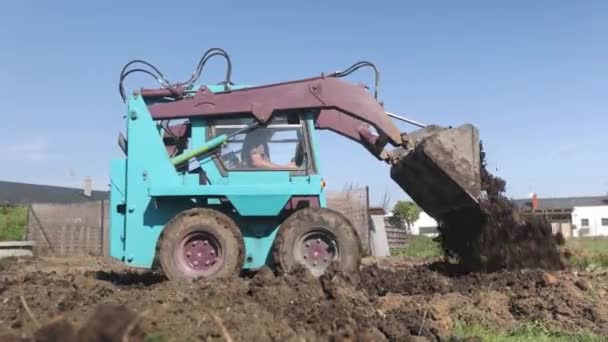 挖掘机在花园里用泥土或粘土工作 用粘土的工业概念将土地夷为平地 — 图库视频影像