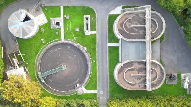 Uitzicht Vanuit Lucht Moderne Afvalwaterzuiveringsinstallatie Voor Een Klein Stadswaterzuiveringsconcept — Stockvideo