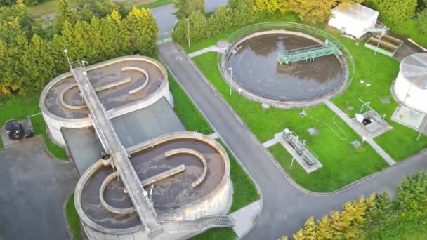 Luftaufnahme Einer Modernen Kläranlage Für Eine Kleinstadt Wasseraufbereitungskonzept — Stockvideo