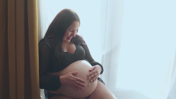 Těhotná Žena Hladí Nebo Péči Své Břicho Těhotenský Koncept — Stock video