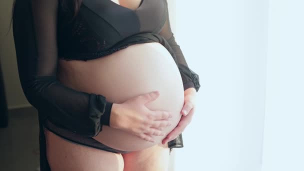 Беременная Женщина Гладит Заботится Своем Животе Концепция Беременности — стоковое видео