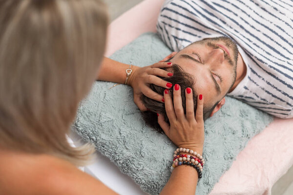 Женщина-целитель, выполняющая доступ или совести бар к мужчине, концепция альтернативной медицины