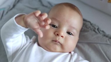 Bebek memnun ve mutlu yeni doğanlar paspasın üzerinde, ebeveyn sevgisi konsepti