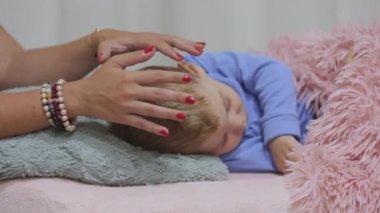 Kadın şifacı, genç bir çocuğa erişim ya da bilinç barları kuruyor. Alternatif tıp metodu, kafaya çeşitli noktalara masaj yapıyor. Alternatif tıp konsepti.