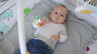 Bebek memnun ve mutlu yeni doğanlar paspasın üzerinde, ebeveyn sevgisi konsepti