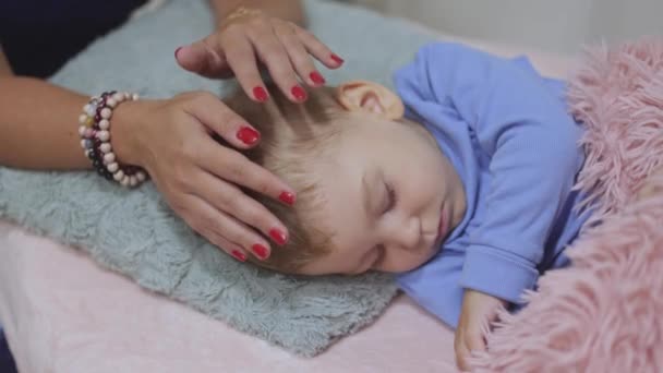 Heilerin Die Zugang Oder Bewusstseinssperren Für Kleine Jungen Durchführt Pseudowissenschaftliche — Stockvideo