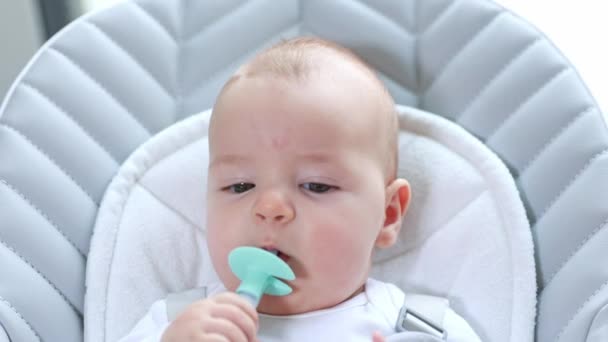 Νεογέννητο Μωρό Χρησιμοποιώντας Teether Για Απαλύνει Τον Πόνο Της Οδοντοφυΐας — Αρχείο Βίντεο