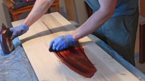 木材的暗色 保护和涂覆处理木材的过程 — 图库视频影像