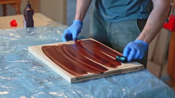 Prozess Des Beizens Oder Beizens Von Holz Durch Dunkle Farbe — Stockvideo