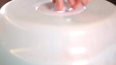 Bebek emziği için buhar sterilizatörü, bir şişe ve yeni doğan diğer aksesuarlar, hastane buhar sterilizasyonu konsepti.