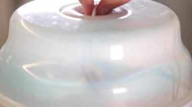Bebek emziği için buhar sterilizatörü, bir şişe ve yeni doğan diğer aksesuarlar, hastane buhar sterilizasyonu konsepti.