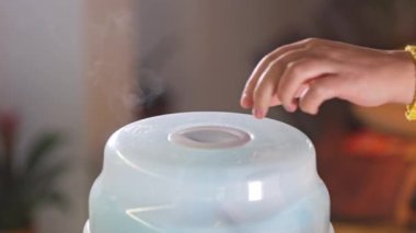 Bebek emziği için buhar sterilizatörü, bir şişe ve yeni doğan diğer aksesuarlar, hastane buhar sterilizasyonu konsepti.