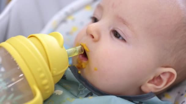 Bebé Bebiendo Agua Del Biberón Con Paja Durante Alimentación — Vídeos de Stock