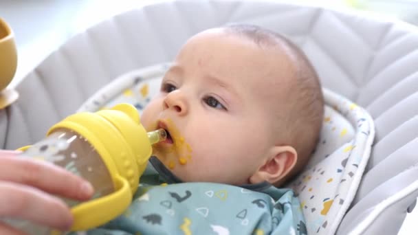 Baby Trinkt Während Der Fütterung Wasser Aus Der Flasche Mit — Stockvideo