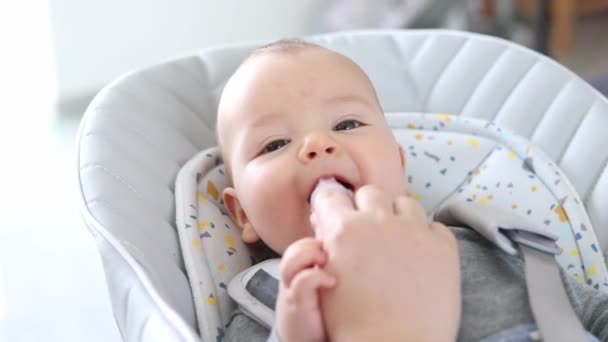 Dziecko Korzystające Czyszczenie Zębów Koncepcja Opieki Zdrowotnej — Wideo stockowe