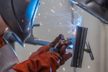 Kaynak makinesi kaynak yapıyor, kaynak makinası, elektrik yayı ya da başka araçlar kullanıyor ve onları sıkıştırarak, ağır endüstriyel kavramlarla birleştiriyor.