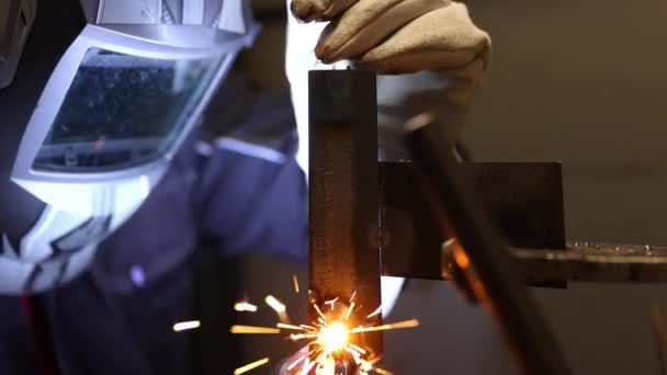 Metal Parçaları Kaynak Yapan Kaynakçı Işçilere Yakın Çekim Endüstriyel Konsept — Stok video