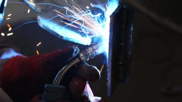 用焊机 明亮的火花和闪光 工业概念对金属件焊接工艺的详细说明 — 图库视频影像