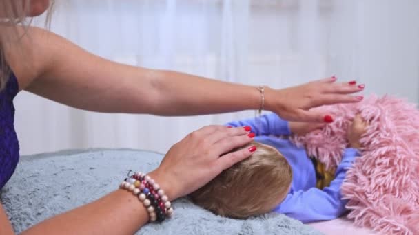 Healer Woman Providing Access Conciousness Bars Method Kid Alternative Medicine — Stock Video