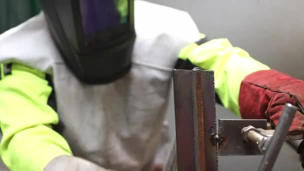 溶接プロセス 産業概念の後で金属のブラシによって金属の部品をきれいにするウェルダーの男 — ストック動画