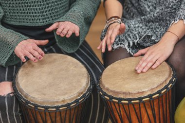 Müzik terapisi dersleri sırasında davul çalan bir grup insan, jembe davul, davul konsepti