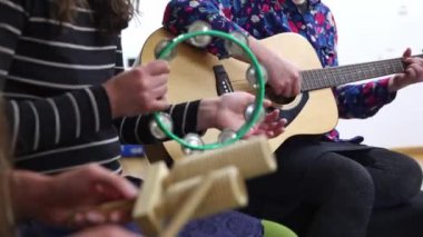 Müzik terapisi konsepti, farklı müzik enstrümanları çalan bir grup insan, müzik ve ses iyileştirme.