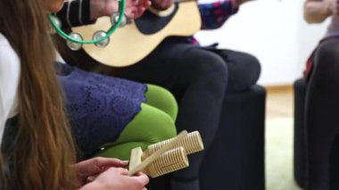 Müzik terapisi konsepti, farklı müzik enstrümanları çalan bir grup insan, müzik ve ses iyileştirme.