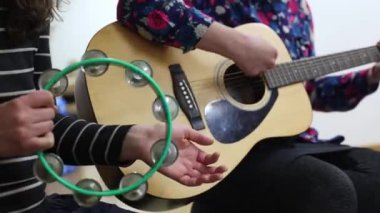 Müzik terapisi konsepti, farklı müzik enstrümanları çalan bir grup insan, müzik ve ses iyileştirme.