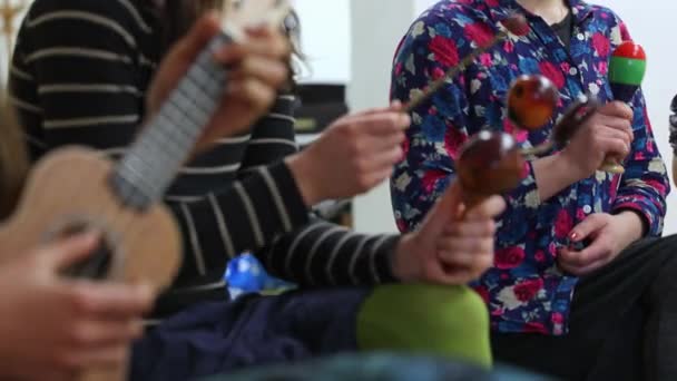 Концепція Музичної Терапії Група Людей Які Грають Різних Музичних Інструментах — стокове відео