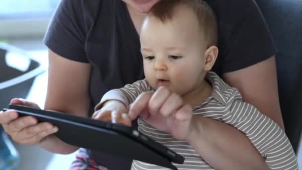 Mamusia Dziecko Patrząc Edukować Tabletu Koncepcja Rozwoju Dziecka Pomocą Tabletu — Wideo stockowe