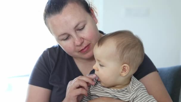 Mamãe Limpeza Dentes Leite Por Mordedor Conceito Bebê Saúde — Vídeo de Stock