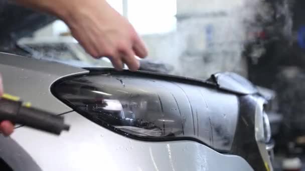 用蒸汽将Ppf膜粘在汽车上 以保护汽车表面不受机械磨损 紫外线 Iv及道路污染的影响 — 图库视频影像