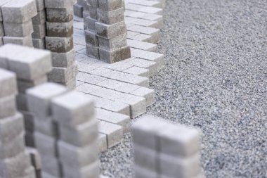 Beton bloklardan yapılmış yeni bir yol oluşturma süreci, iç içe geçen asfalt