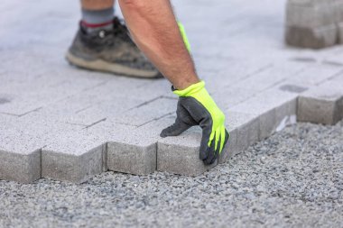 İnsan işçiler beton kaldırımdan yeni bir yol inşa ediyorlar, konsept inşa ediyorlar.