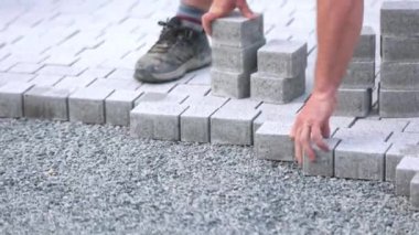 Zemine beton döşeme döşeyen adam, endüstriyel yapı konsepti.